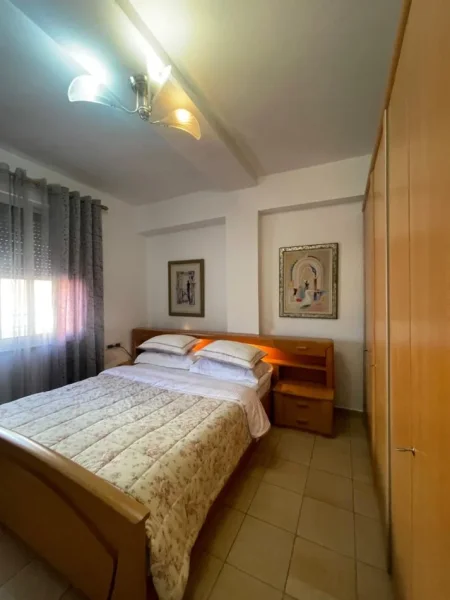 Tirane, jepet me qera apartament 2+1+Ballkon Kati 7, 800 € (Bllok)