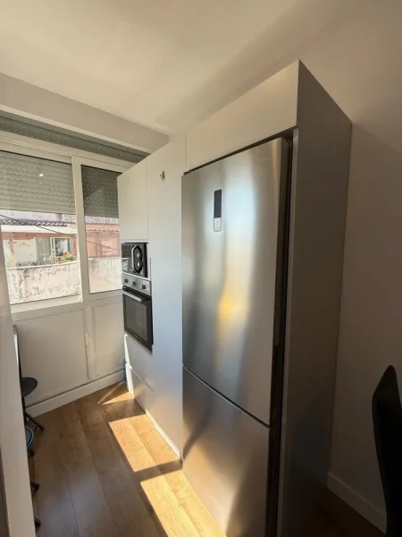 Tirane, jepet me qera apartament 1+1 , (Komuna e Parisit)