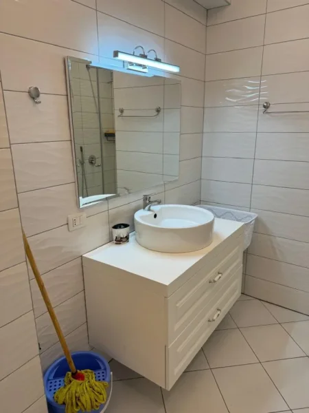 Tirane, jepet me qera apartament 2+1 Kati 4, 600 € (Kompleksi Golden Park, prane Amerikan 3)