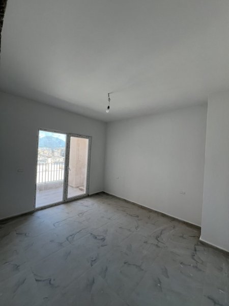 Tirane, shitet apartament 1+1+Ballkon , 75 m² 