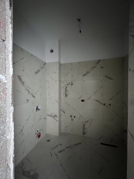 Tirane, shitet apartament 1+1+Ballkon , 75 m² 