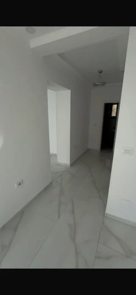 Tirane, jepet me qera zyre Kati 2, 50 m² 1.100 € (rruga e dibres)