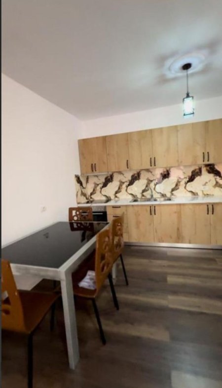 Tirane, jepet me qera apartament 2+1 Kati 4, 87 m² 450 € (kompleksi tom doshi)