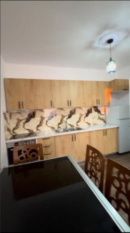 Tirane, jepet me qera apartament 2+1 Kati 4, 87 m² 450 € (kompleksi tom doshi)