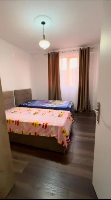 Tirane, jepet me qera apartament 2+1 Kati 4, 87 m² 450 € (kompleksi tom doshi)