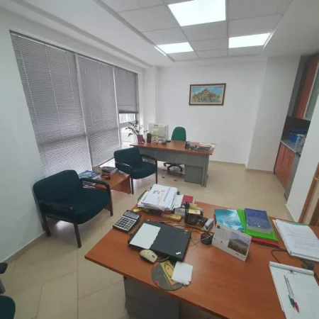 Tirane, jepet me qera zyre Kati 3, 55 m² 800 Euro (LICEU ARTISTIK)