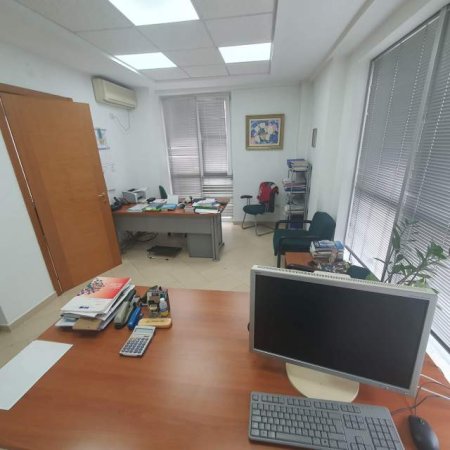 Tirane, jepet me qera zyre Kati 3, 55 m² 800 Euro (LICEU ARTISTIK)