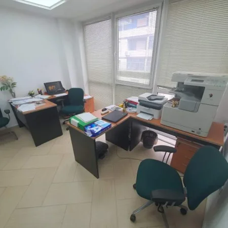 Tirane, jepet me qera zyre Kati 3, 55 m² 800 Euro (LICEU ARTISTIK)