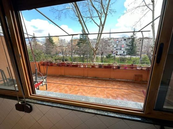 Tirane, shes apartament 1+1+BLK Kati 2, 100 m² 140.000 Euro (ura e tabakeve)
