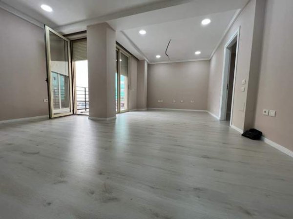 Tirane, Jepet ambjent Biznesi me qera  ne Komune 800 /€ neto