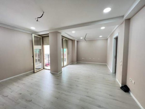 Tirane, Jepet ambjent Biznesi me qera  ne Komune 800 /€ neto