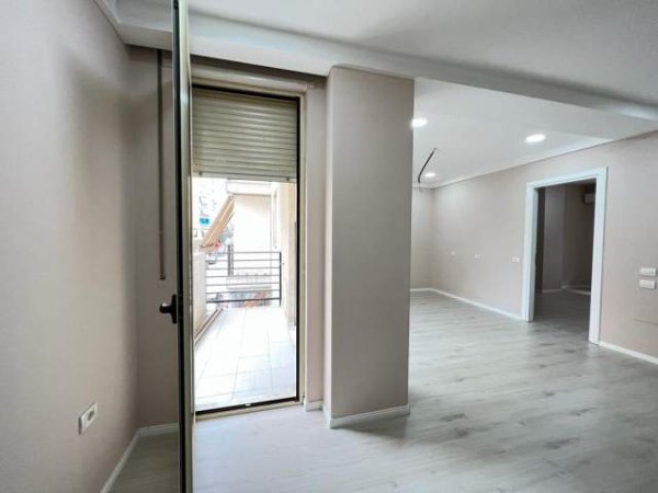 Tirane, Jepet ambjent Biznesi me qera  ne Komune 800 /€ neto