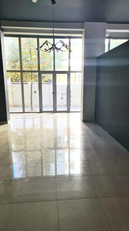 Tirane, jepet me qera dyqan Kati 0, 147 m² 700 Euro (RRUGA LONI LIGORI, Tirana)