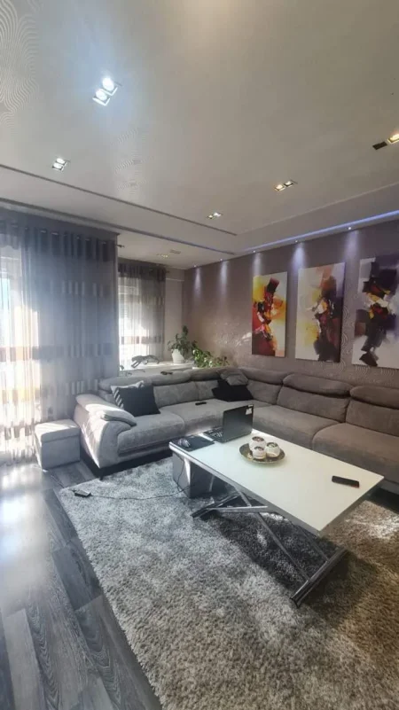 Tirane, jepet me qera apartament 3+1 Kati 8, 134 m² 1.000 Euro (Kompleksi Magnet)