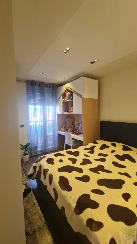 Tirane, jepet me qera apartament 3+1 Kati 8, 134 m² 1.000 Euro (Kompleksi Magnet)