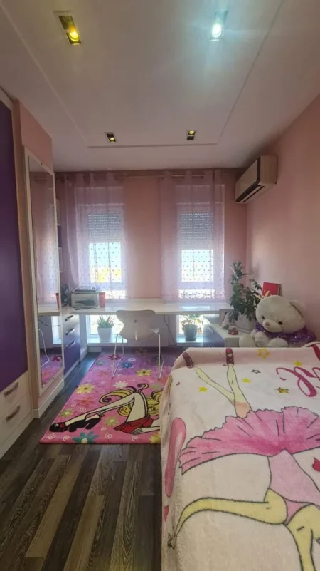 Tirane, jepet me qera apartament 3+1 Kati 8, 134 m² 1.000 Euro (Kompleksi Magnet)