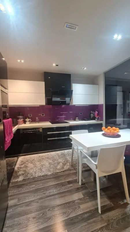 Tirane, jepet me qera apartament 3+1 Kati 8, 134 m² 1.000 Euro (Kompleksi Magnet)