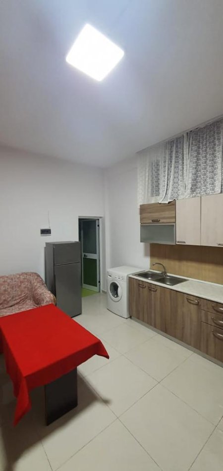 Tirane, jepet me qera apartament 1+1 Kati 1, 55 m² 25.000 Leke (Rruga bajram allaraj)