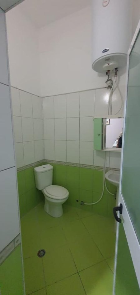 Tirane, jepet me qera apartament 1+1 Kati 1, 55 m² 25.000 Leke (Rruga bajram allaraj)