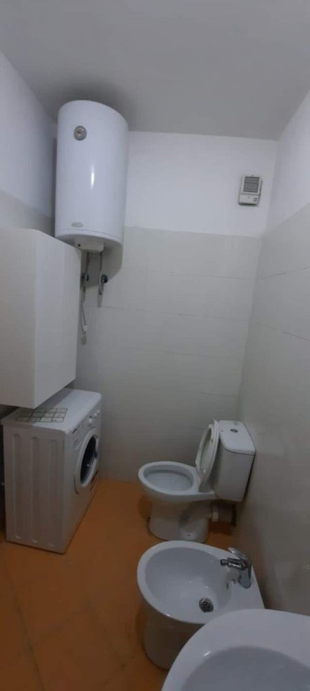 Tirane, jepet me qera apartament 1+1 Kati 4, 55 m² 300 Euro (Yzberisht)