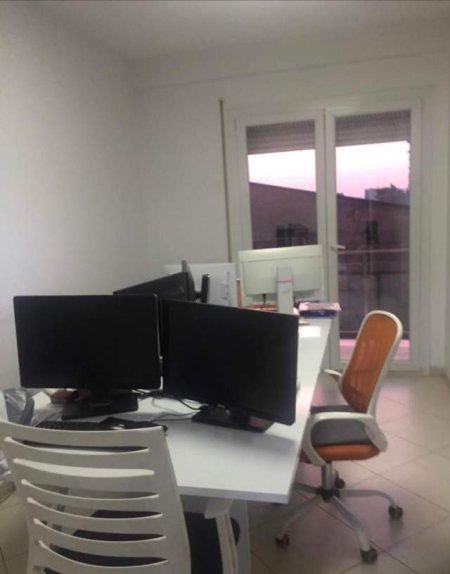 Tirane, jepet me qera zyre Kati 2, 100 m² 500 Euro (Zogu i Zi)