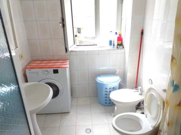 Tirane, jepet me qera apartament 1+1 Kati 4, 72 m² 40.000 Leke (Rruga e Durresit)