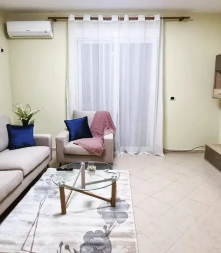 Tirane, jepet me qera apartament 1+1+BLK Kati 2, 77 m² 600 Euro (Bllok)