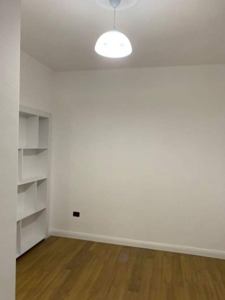 Tirane, jepet me qera dyqan Kati 0, 15 m² 30.000 Leke (Myslym Shyr)