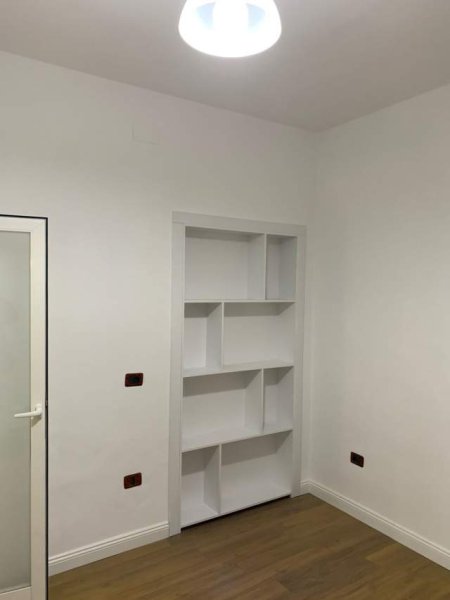 Tirane, jepet me qera dyqan Kati 0, 15 m² 30.000 Leke (Myslym Shyr)
