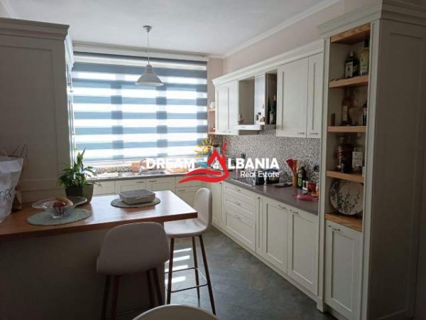 Tirane, jepet me qera apartament 3+1+BLK Kati 2, 164 m² 1.500 Euro