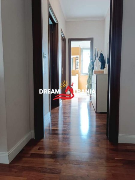 Tirane, jepet me qera apartament 3+1+BLK Kati 2, 164 m² 1.500 Euro