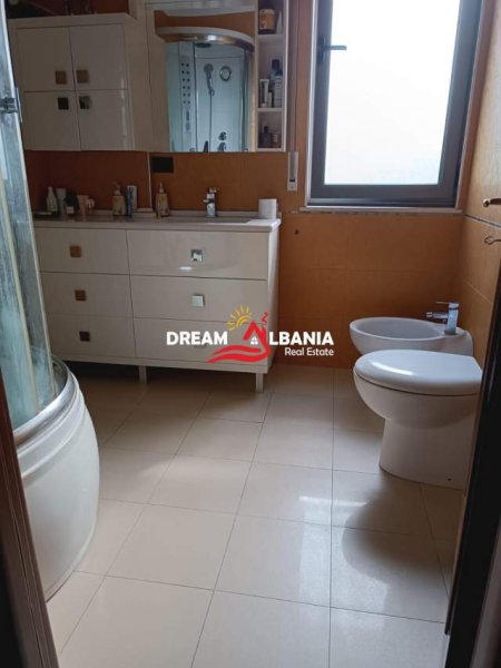 Tirane, jepet me qera apartament 3+1+BLK Kati 2, 164 m² 1.500 Euro