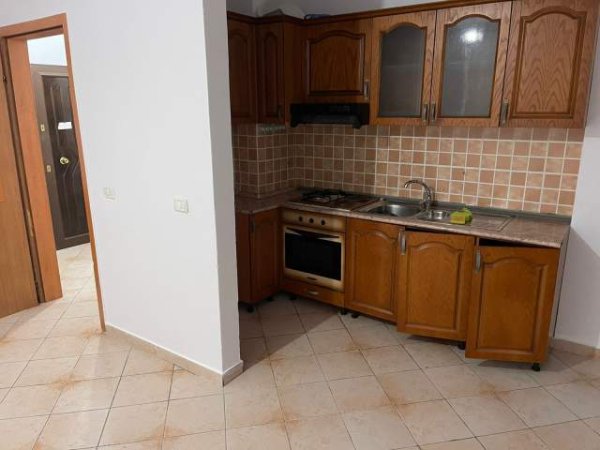 Tirane, jepet me qera ambjent biznesi Kati 3, 70 m² 30.000 Leke (Don Bosko prane Ferrarit)