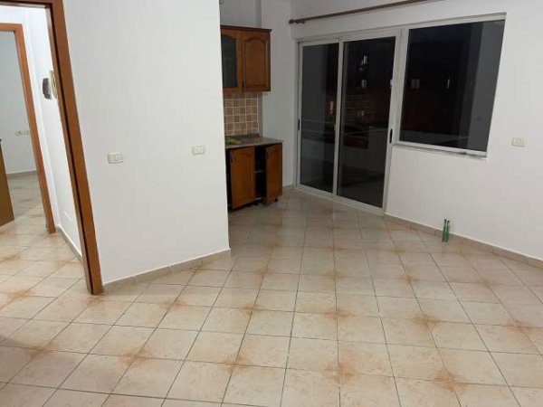 Tirane, jepet me qera ambjent biznesi Kati 3, 70 m² 30.000 Leke (Don Bosko prane Ferrarit)