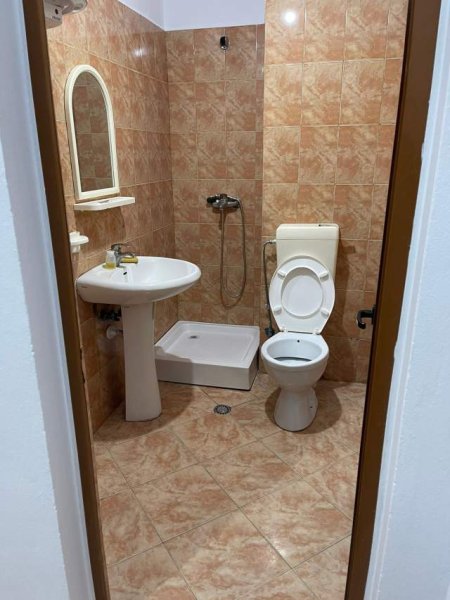 Tirane, jepet me qera ambjent biznesi Kati 3, 70 m² 30.000 Leke (Don Bosko prane Ferrarit)