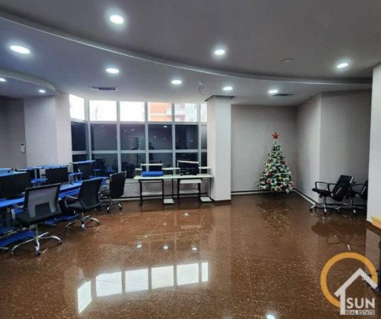 Shkoder, jepet me qera ambjent biznesi Kati 1, 235 m² 1.000 Euro (Rruga Justin Godard 4, Shkodër, Albania)