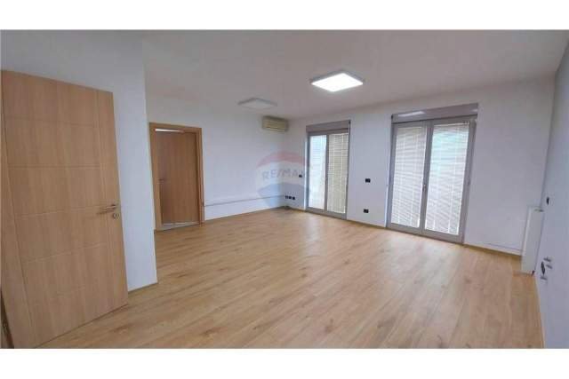 Tirane, jepet me qera ambjent biznesi Kati 3, 132 m² 1.100 Euro