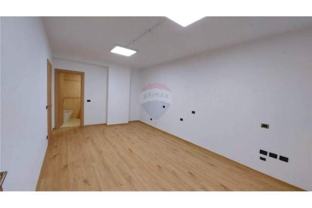Tirane, jepet me qera ambjent biznesi Kati 3, 132 m² 1.100 Euro