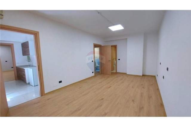 Tirane, jepet me qera ambjent biznesi Kati 3, 132 m² 1.100 Euro