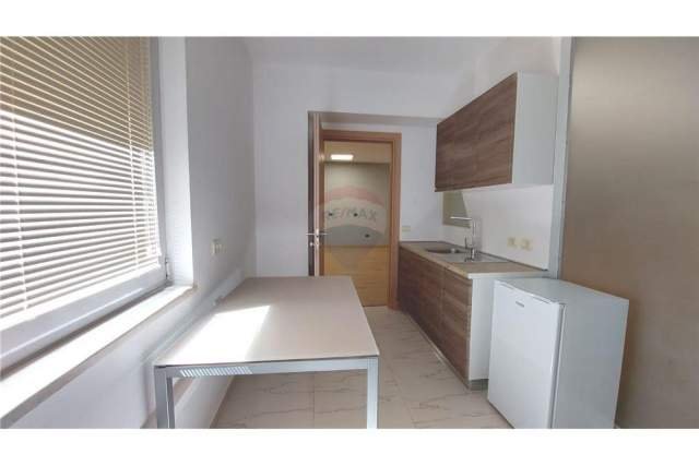 Tirane, jepet me qera ambjent biznesi Kati 3, 132 m² 1.100 Euro