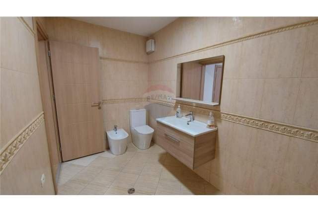 Tirane, jepet me qera ambjent biznesi Kati 3, 132 m² 1.100 Euro