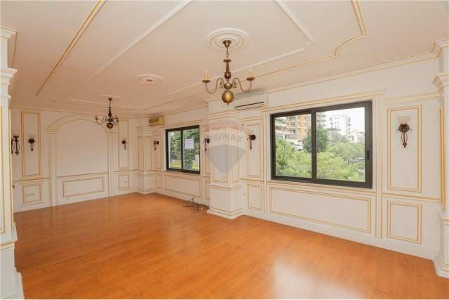 Tirane, jepet me qera ambjent biznesi Kati 3, 140 m² 1.500 Euro (Rr. Ismail Qemali)