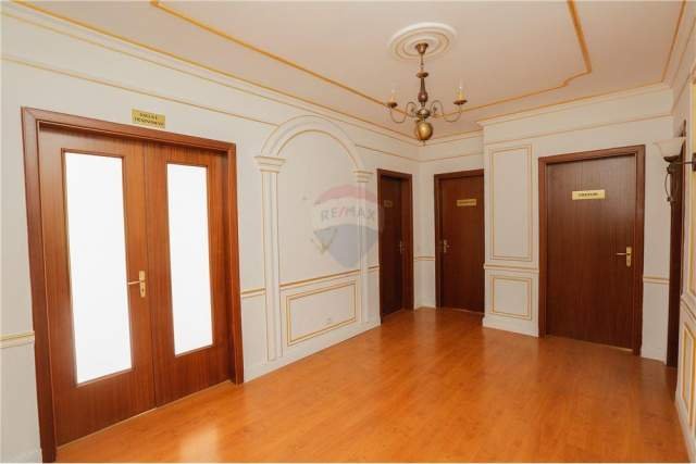 Tirane, jepet me qera ambjent biznesi Kati 3, 140 m² 1.500 Euro (Rr. Ismail Qemali)