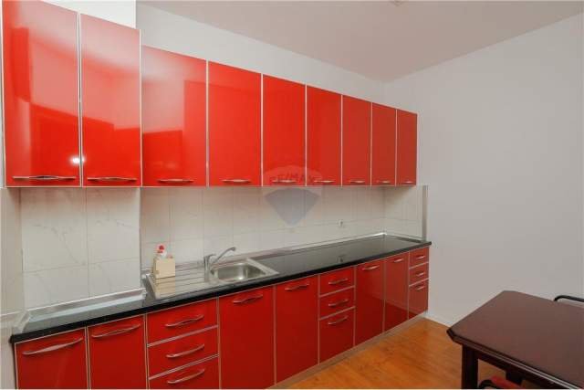 Tirane, jepet me qera ambjent biznesi Kati 3, 140 m² 1.500 Euro (Rr. Ismail Qemali)