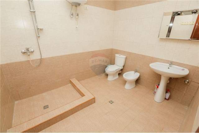 Tirane, jepet me qera ambjent biznesi Kati 3, 140 m² 1.500 Euro (Rr. Ismail Qemali)