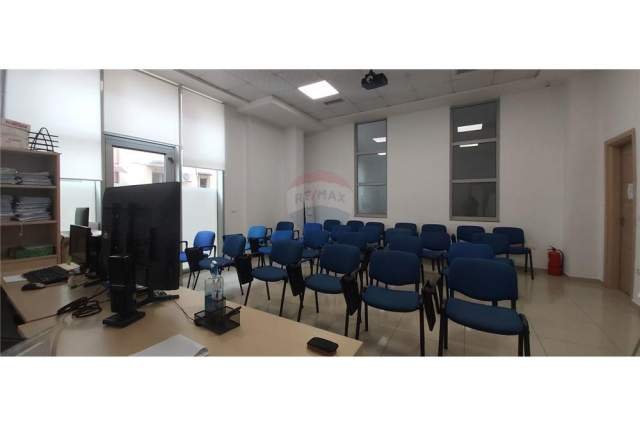 Tirane, jepet me qera ambjent biznesi Kati 0, 588 m² 17 Euro (Vaso Pasha)