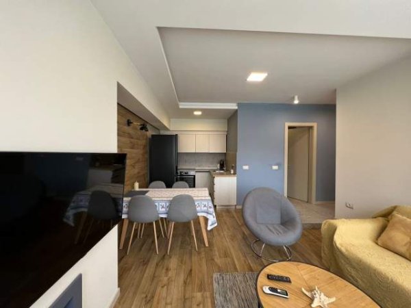 Tirane, jepet me qera apartament 1+1+BLK Kati 2, 60 m² 550 Euro (pallatet Shallvare)