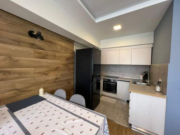Tirane, jepet me qera apartament 1+1+BLK Kati 2, 60 m² 550 Euro (pallatet Shallvare)