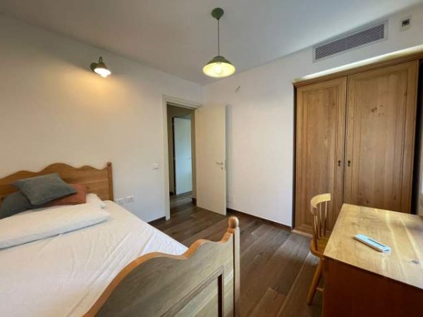 Tirane, jepet me qera Vile 3+1+BLK Kati 0, 219 m² 3.000 Euro (TEG)