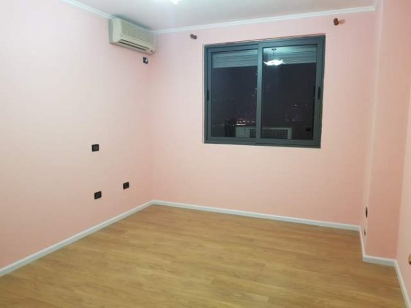 Tirane, jepet me qera ambjent biznesi Kati 10, 108 m² 600 Euro (Rruga Lidhja e Prizrenit)